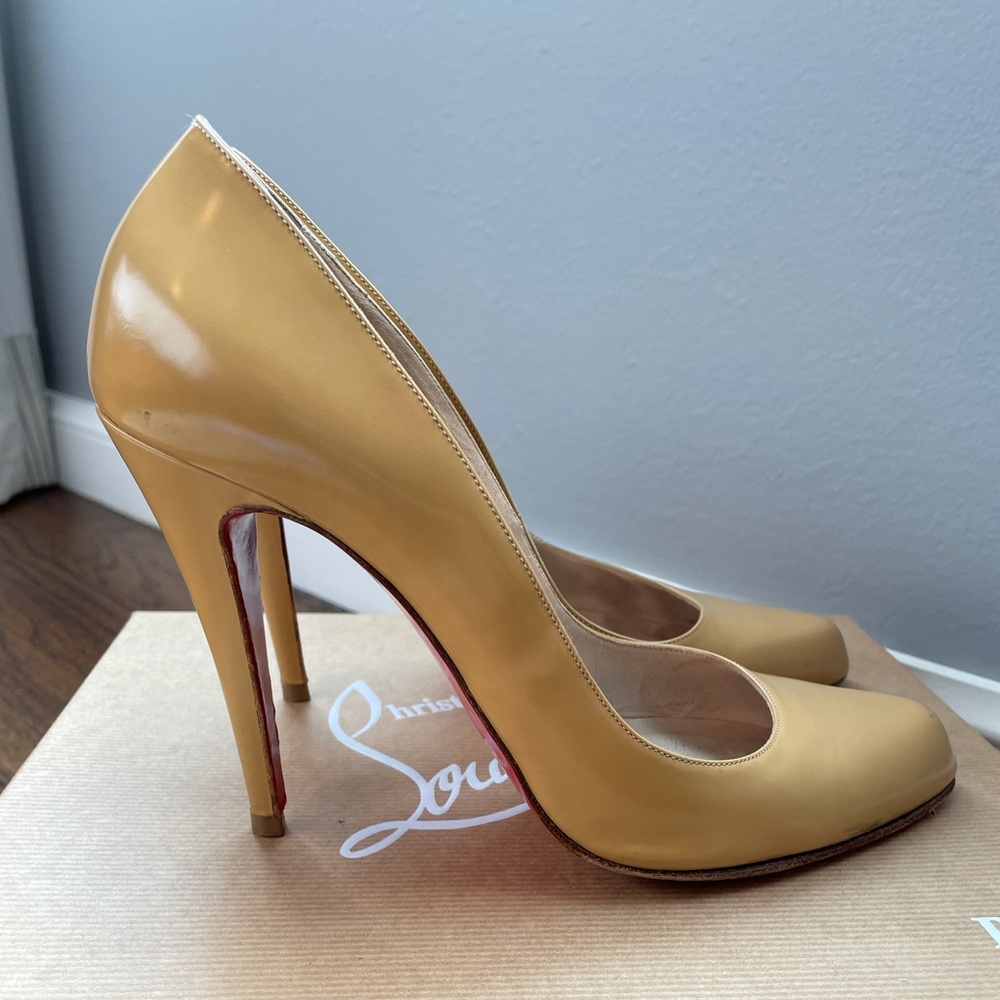 CHRISTIAN LOUBOUTIN 40.5
Decollete Pumps Nude